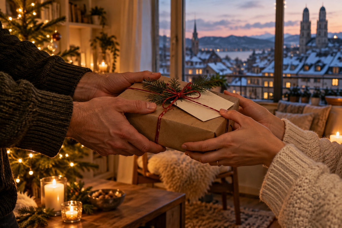Hände überreichen ein verpacktes Weihnachtsgeschenk in einem gemütlich beleuchteten Schweizer Zuhause.