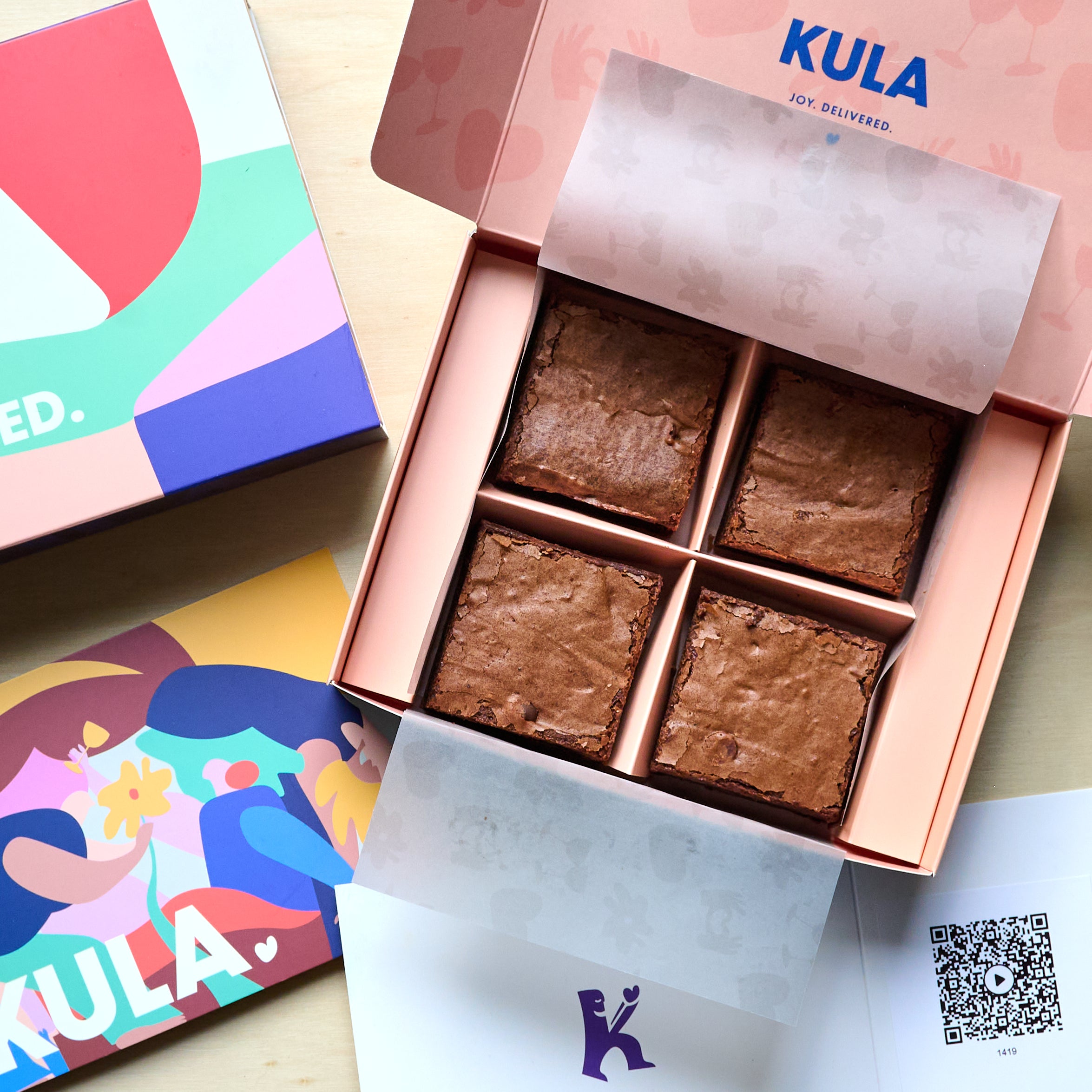 Open KULA gift box with 4 classic brownies and a colourful KULA card