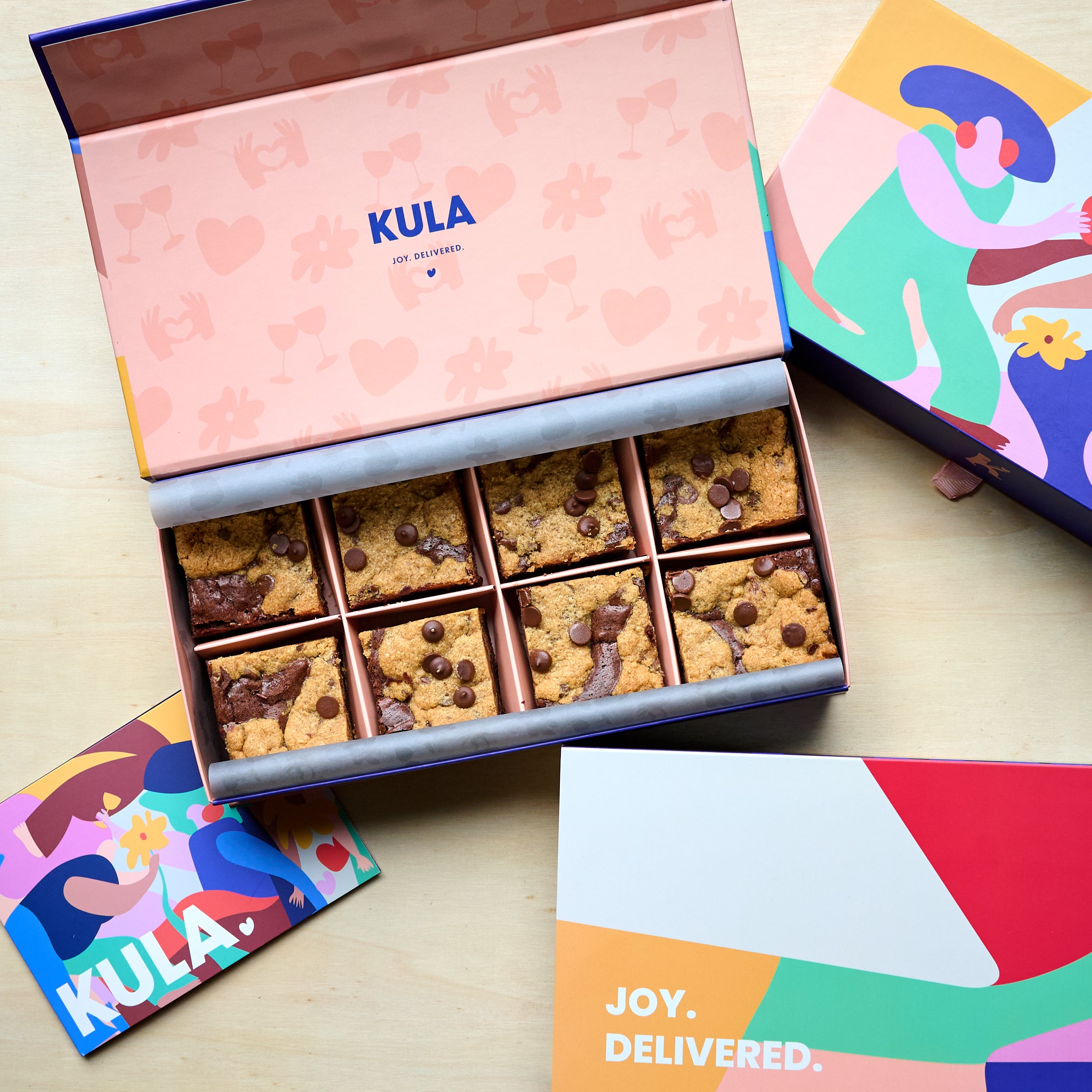 Colourful KULA magnetic gift box with 8 brownies with a peanut butter cookies topping and chocolate chips