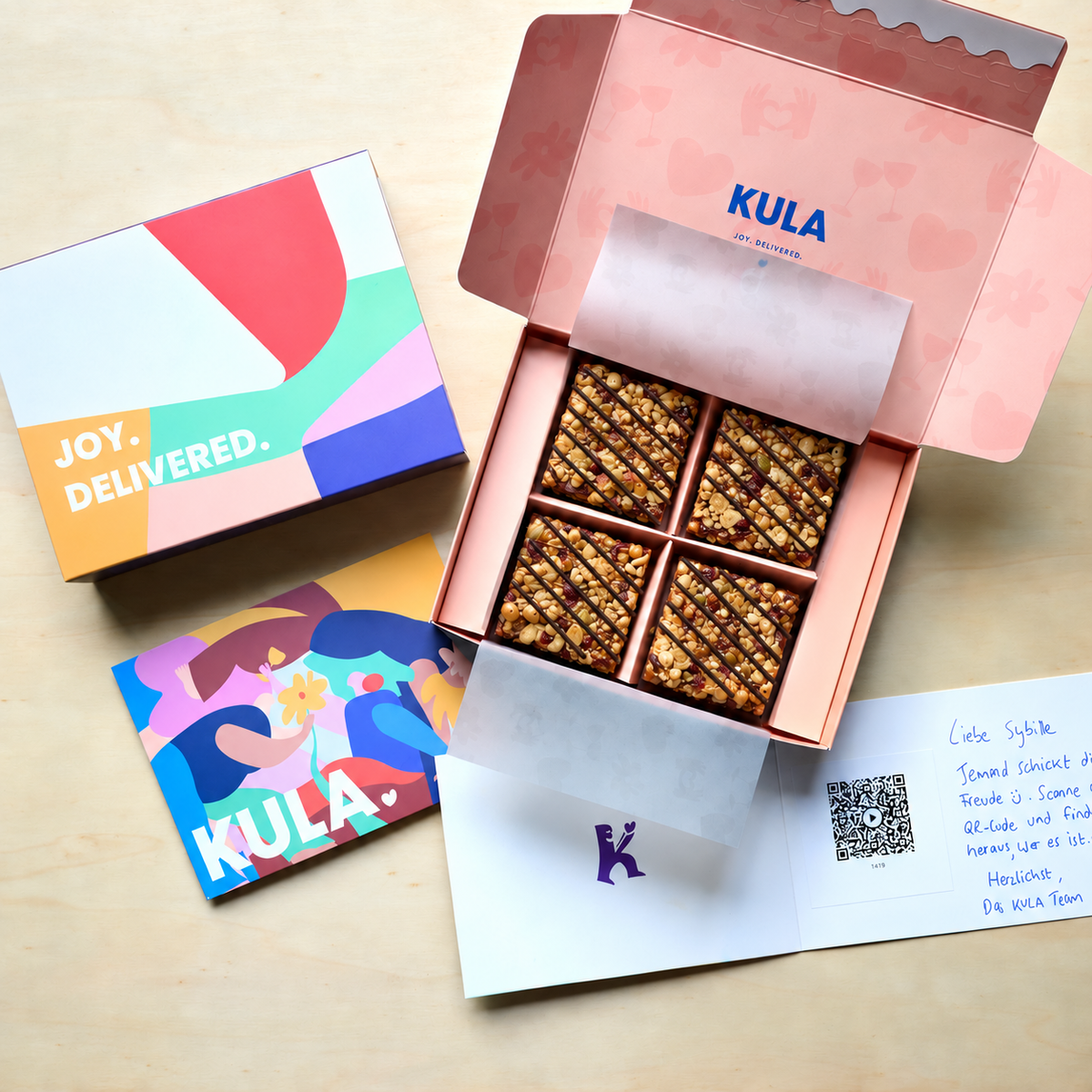 Vier vegane Granola Bars mit dunkler Schokolade in der KULA Box